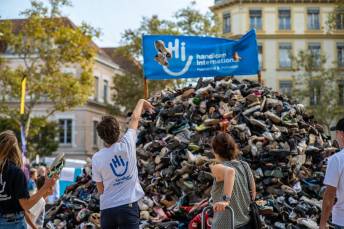 Les chaussures jetées dans les Pyramides sont récupérées pour être remployées ou recyclées. ©Handicap International